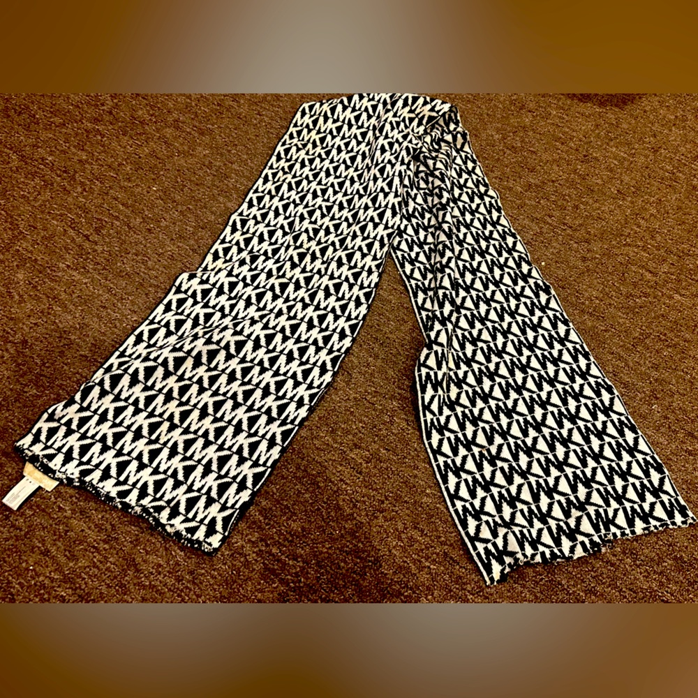 Women's MICHAEL KORS Black & White Logo MK Knit Scarf gorgeous